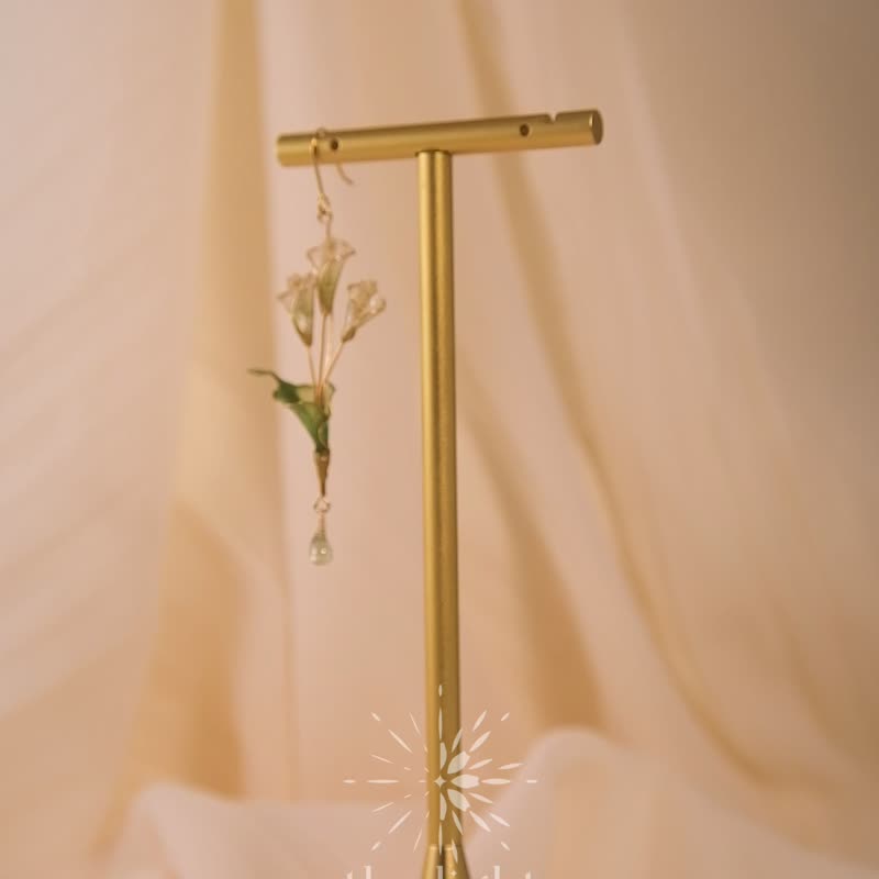 绽放之时 /  幸运马蹄莲.海芋花束 / 手工原创设计垂坠耳环 - 耳环/耳夹 - 树脂 透明