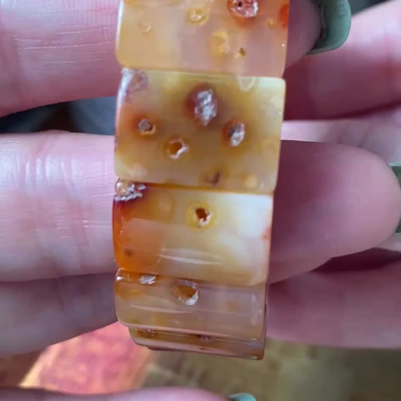 焦糖色珊瑚玉手牌手串 - 手链/手环 - 贝壳 多色