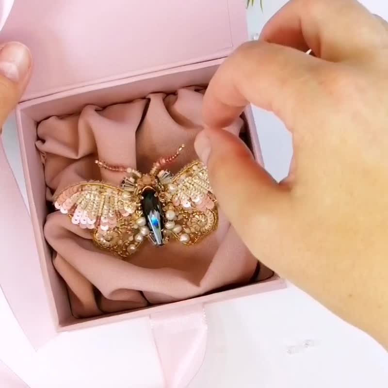 Cristal brooch /Handmade brooch /flyinsect/pin/insect brooch/ jewellery - 胸针 - 水晶 粉红色