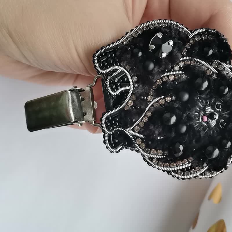 斯皮茨胸針  Pomeranian brooch beaded, gifts dog lover, ring number clip - 胸针 - 其他材质 黑色