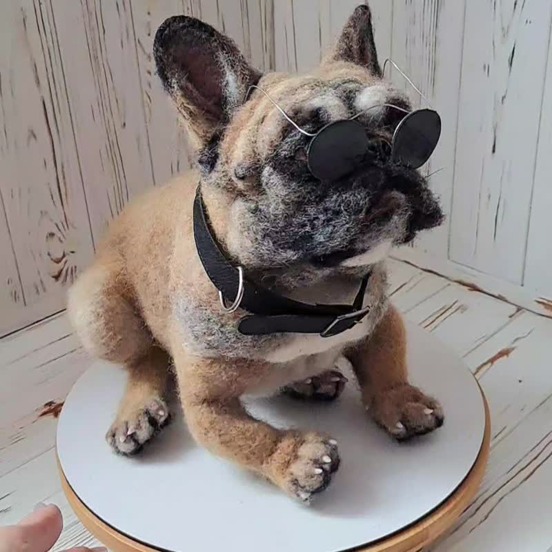 用针将羊毛制成毛毡狗。   斗牛犬雕塑。   你的宠物怎么样了 - 玩偶/公仔 - 羊毛 卡其色