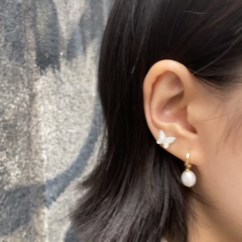【日常必选】小蝴蝶 天然深海贝母 全925纯银耳钉/耳夹 - 耳环/耳夹 - 纯银 白色