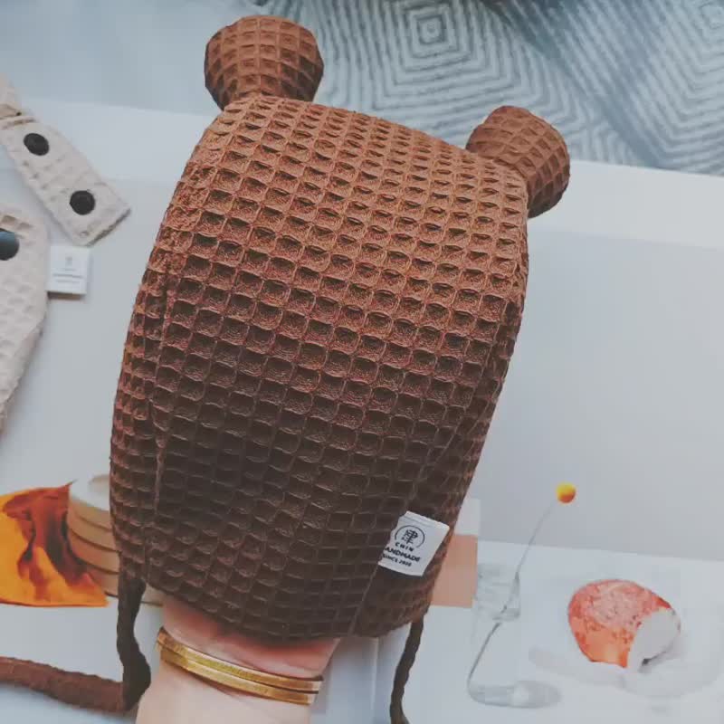 津Handmade 秋款弥月礼盒两件组/宝宝熊耳帽/围兜兜 - 满月礼盒 - 棉 