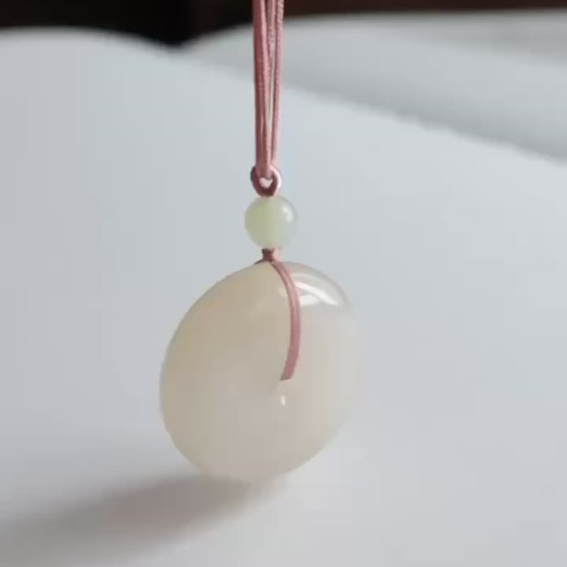 天然藕粉和田玉平安扣吊坠 冰底藕粉料 玉质细腻油润 搭配手工编 - 项链 - 玉石 