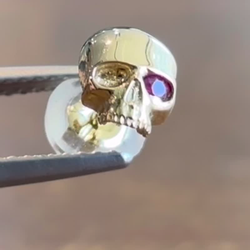 18K 金 骷髅头 男士耳环 / 红宝石 / 单边贩售 / 包邮 / 日本制 / 送礼首选 / pe30K - 耳环/耳夹 - 贵金属 金色