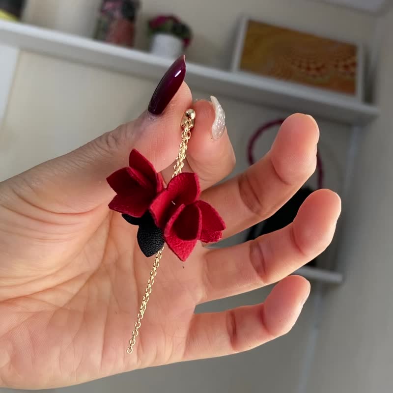 时尚花朵耳环,柔软皮革花瓣与精致链条流苏 - 耳环/耳夹 - 真皮 红色
