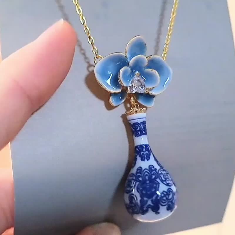 新中式【蝴蝶兰 + 青花瓷】花瓶项链~(可定制项链长度) - 项链 - 其他金属 蓝色
