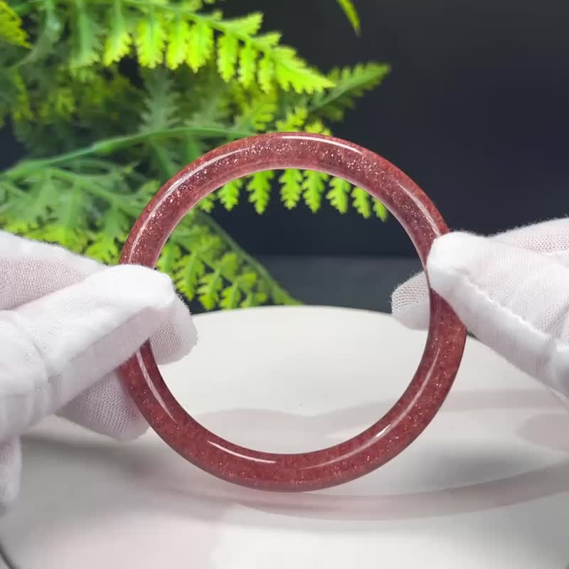 高品质 鸽血红草莓晶手镯 58+MM 冰透爆闪圆条水晶手环 活力朝气 - 手链/手环 - 水晶 红色