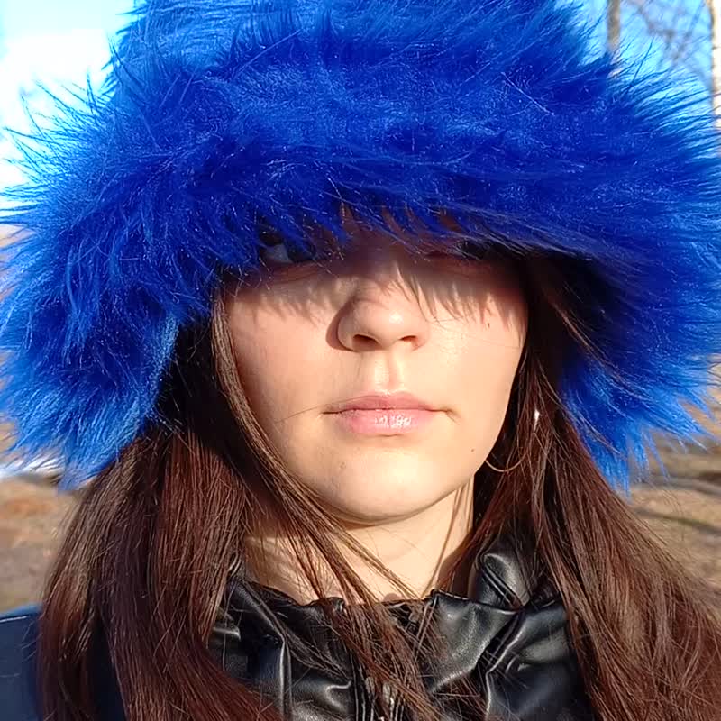 Blue faux fur bucket hat. Festival fuzzy neon hat. Bright blue fluffy fur hat. - 帽子 - 其他材质 蓝色