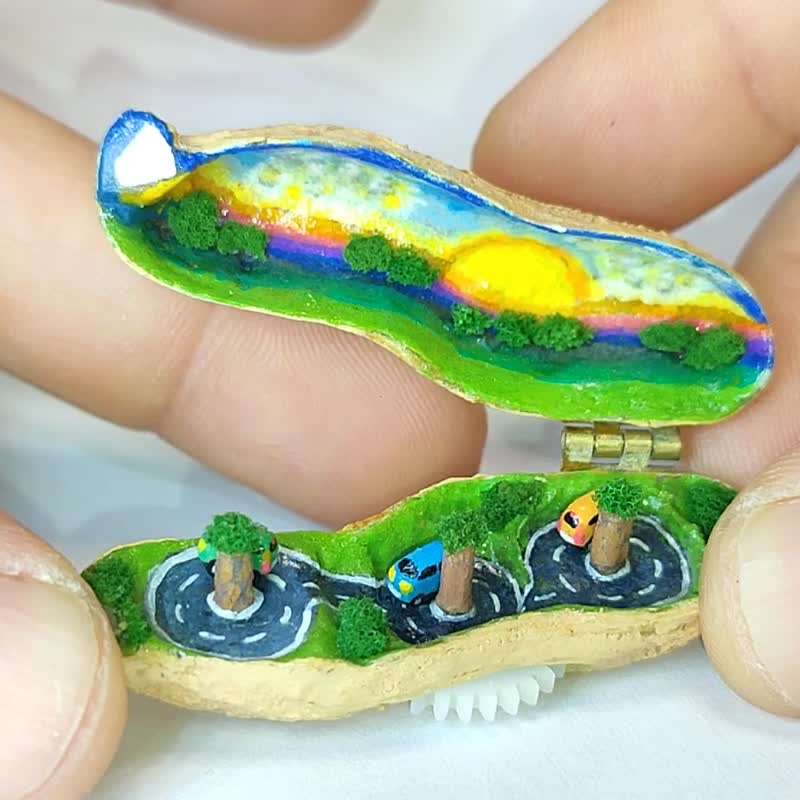 机械微缩花生：三辆动态小车于晨曦中。 - 其他 - 贝壳 多色