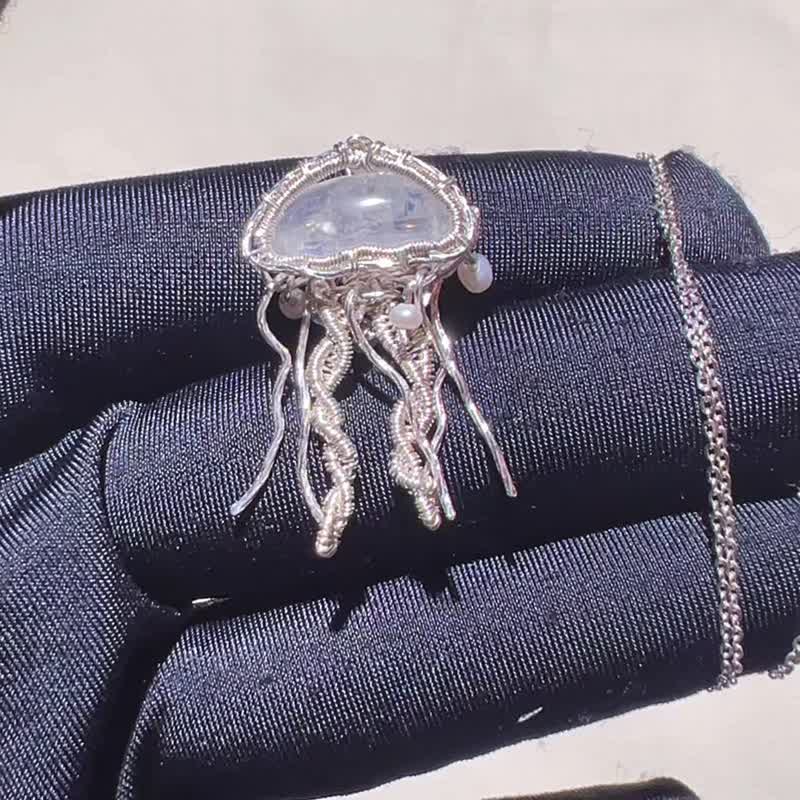 纯手工纯银绕线印度料蓝月光石水母吊坠 - 项链 - 宝石 多色