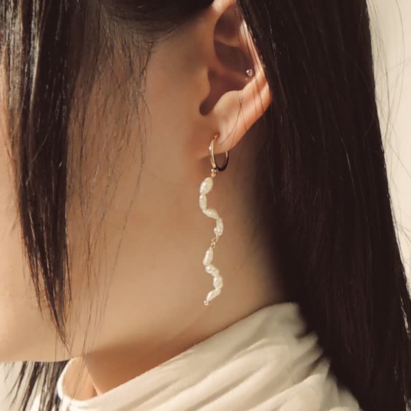 旋舞 | 黄铜14K注金抗敏耳环 耳夹 | 米粒珍珠垂坠 - 耳环/耳夹 - 铜/黄铜 白色