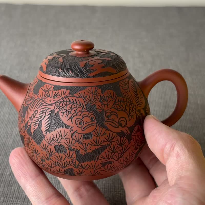 台湾名家黄冠霖【朱泥】手拉坏 梨型 雕刻壶11 - 茶具/茶杯 - 陶 红色