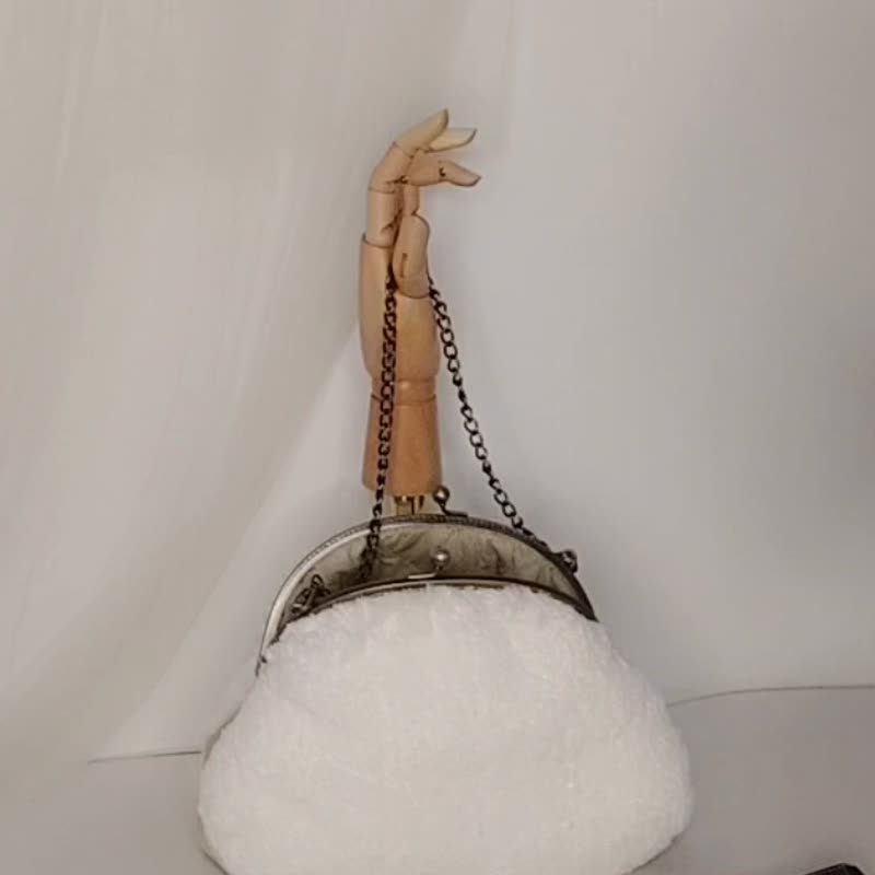 米唐亚时尚白色绒毛仿皮草 口金包小废包手拿包-订制款 - 侧背包/斜挎包 - 铜/黄铜 