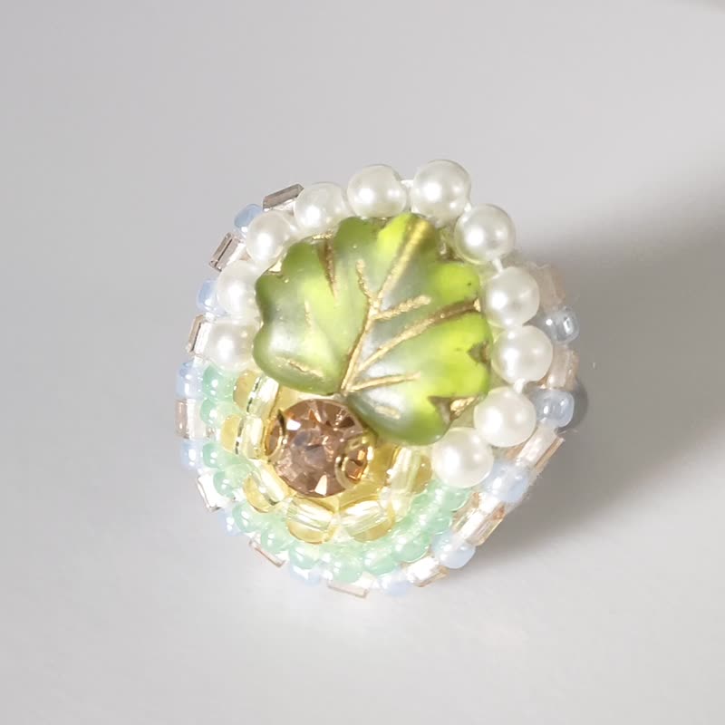 おしゃべりな指輪23　フリーサイズ　ビーズ刺繍のリング　リーフ　ビジュー　グリーン　カラフル　マルチカラー - 戒指 - 塑料 绿色