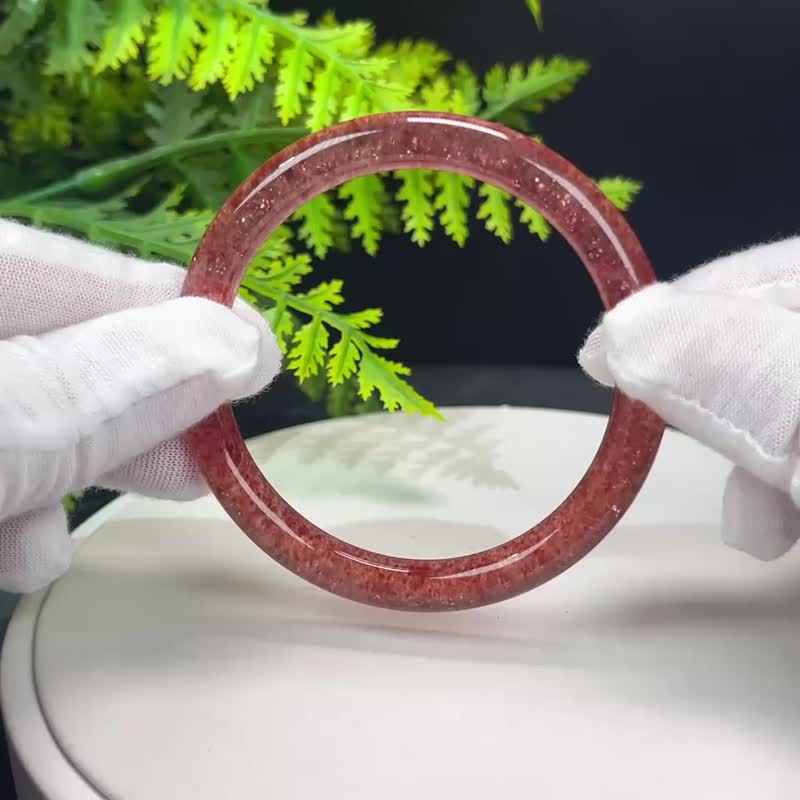 高品质 鸽血红草莓晶手镯 56MM 冰透爆闪圆条红水晶手环 甜美魅力 - 手链/手环 - 水晶 红色