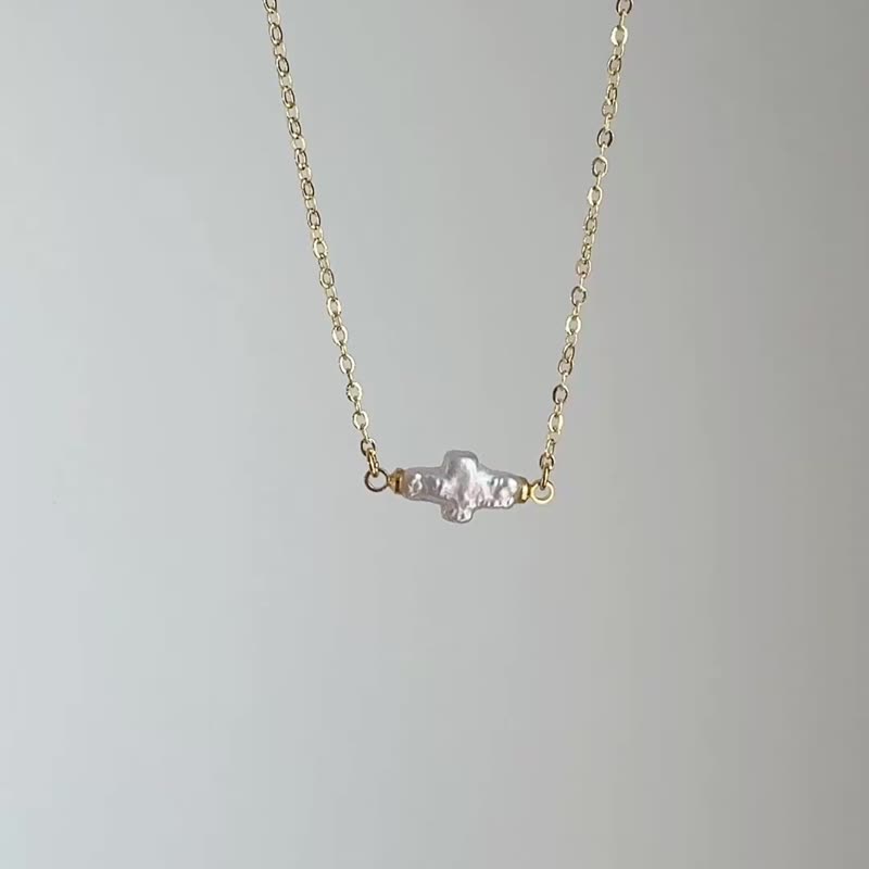 天然巴洛克珍珠项链 | 不规则十字架珍珠吊饰 | 金色简约锁骨链 - 项链 - 其他金属 白色