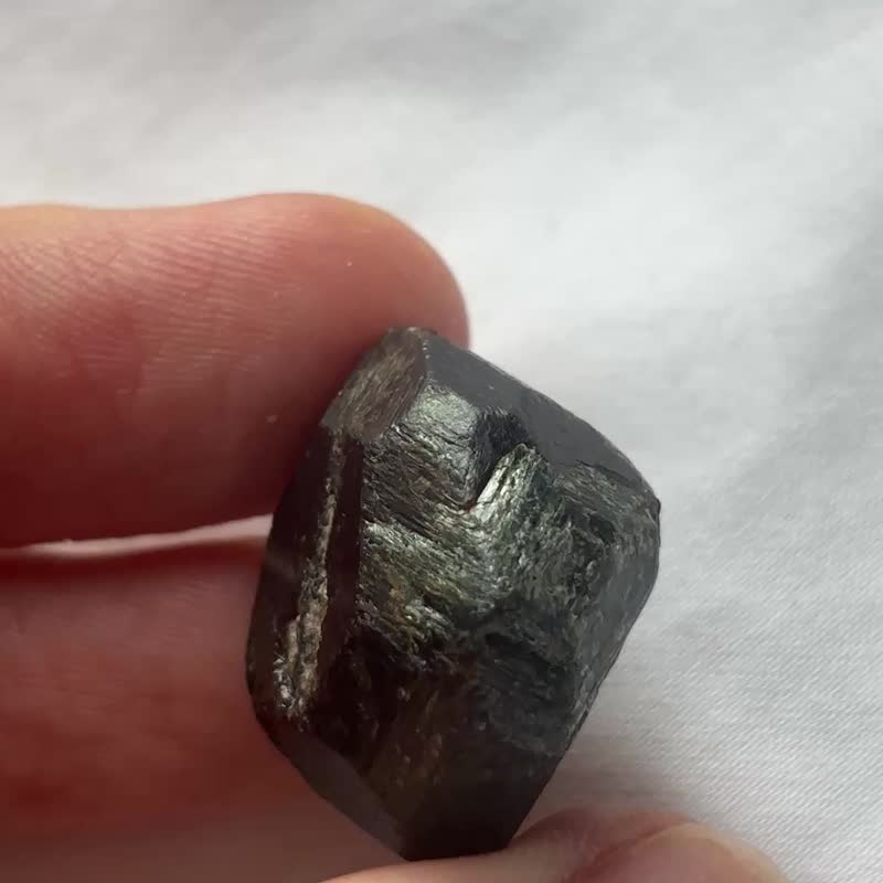 天然大颗粒 酒红色 石榴石 原石 原矿 矿标 摆件 - 摆饰 - 水晶 红色