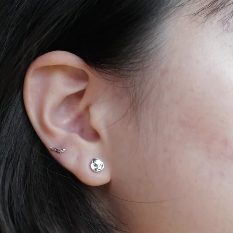 【換季特賣】Dual set: a pair of mini jingle shell and a pair of crab claw earrings - 耳环/耳夹 - 其他金属 银色