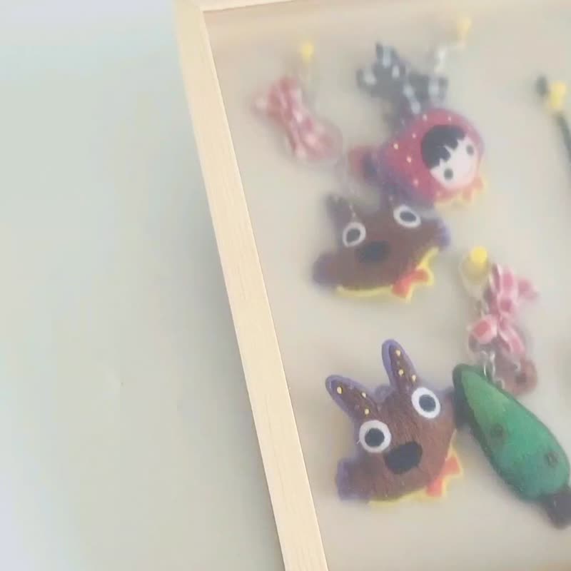 小红帽与大野狼传爱吊饰 手工刺绣像素风(全身)立体别针 定制化 - 吊饰 - 棉．麻 多色