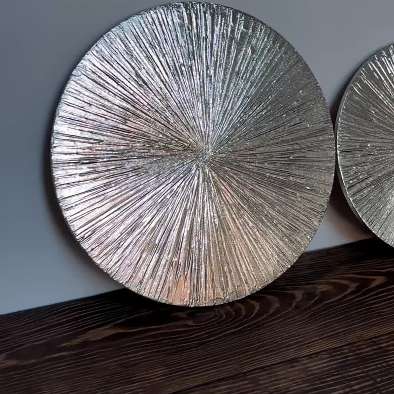 2套银画，墙上摆放着平底锅，银国两幅画 - 海报/装饰画/版画 - 其他材质 银色