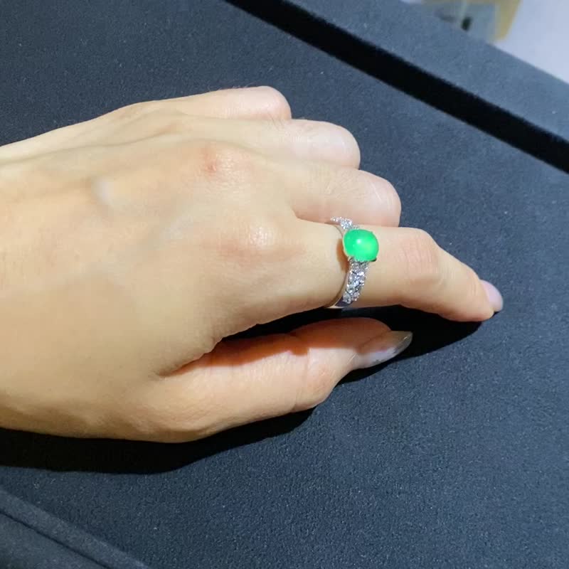 波光粼粼 | 玻璃种阳绿蛋面戒指 18K - 戒指 - 玉石 绿色