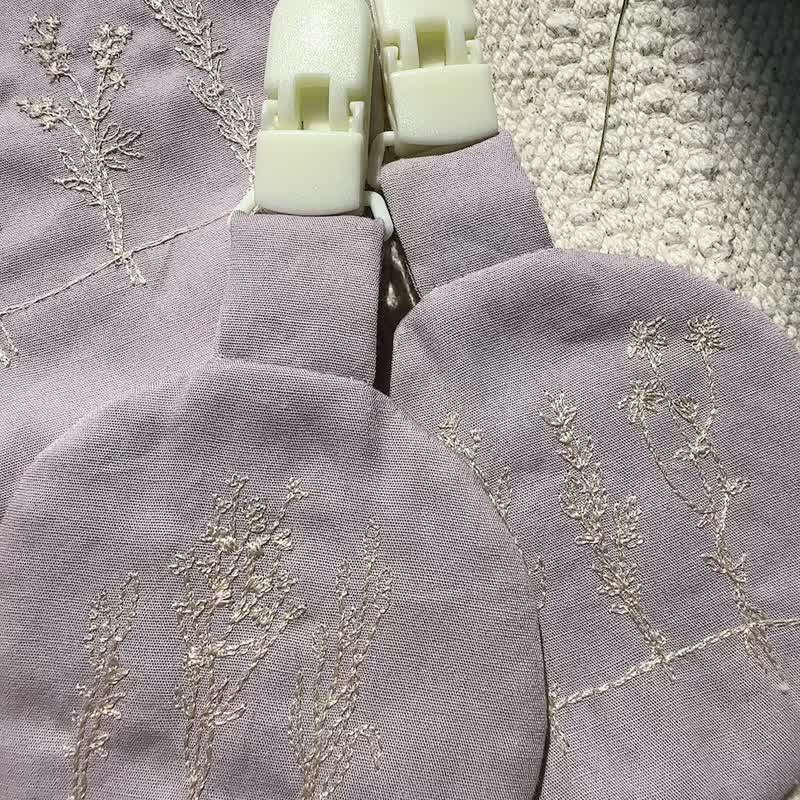 刺绣花园手作围兜兜礼盒/平安符袋/奶嘴链 - 满月礼盒 - 棉．麻 