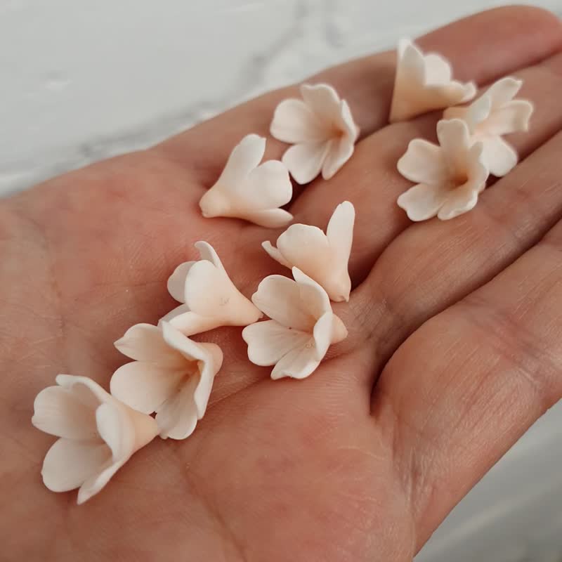 Large Pearl / Beige Flowers beads polymer clay 1,5 cm Beige color Inside flower - 零件/散装材料/工具 - 塑料 白色