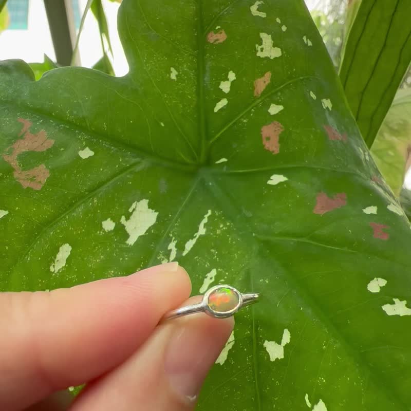 手作纯银—蛋白石戒指 纯银戒指 轻珠宝 半宝石 蛋白石 线戒 银戒 - 戒指 - 纯银 银色