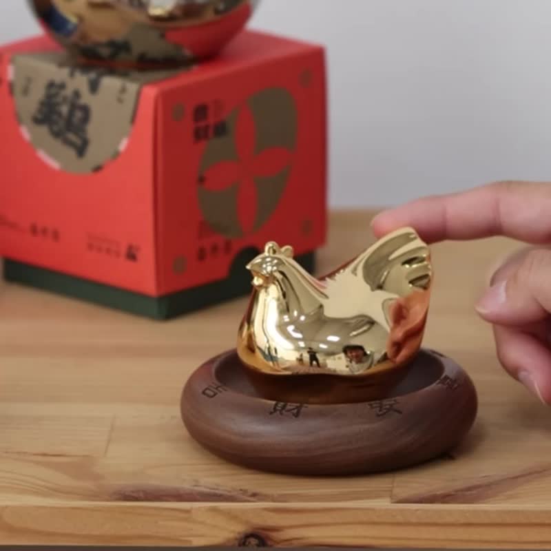 【马年纳财新品】转鸡 - 木座款 - 材源滚滚 (亮金/雾金) - 摆饰 - 铝合金 多色