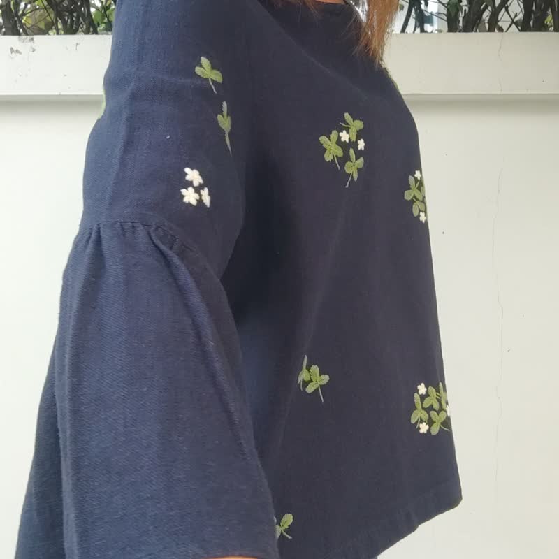 Hemp Clover -  手工编织靛蓝染料白色花朵刺绣上衣 - 女装上衣 - 棉．麻 蓝色