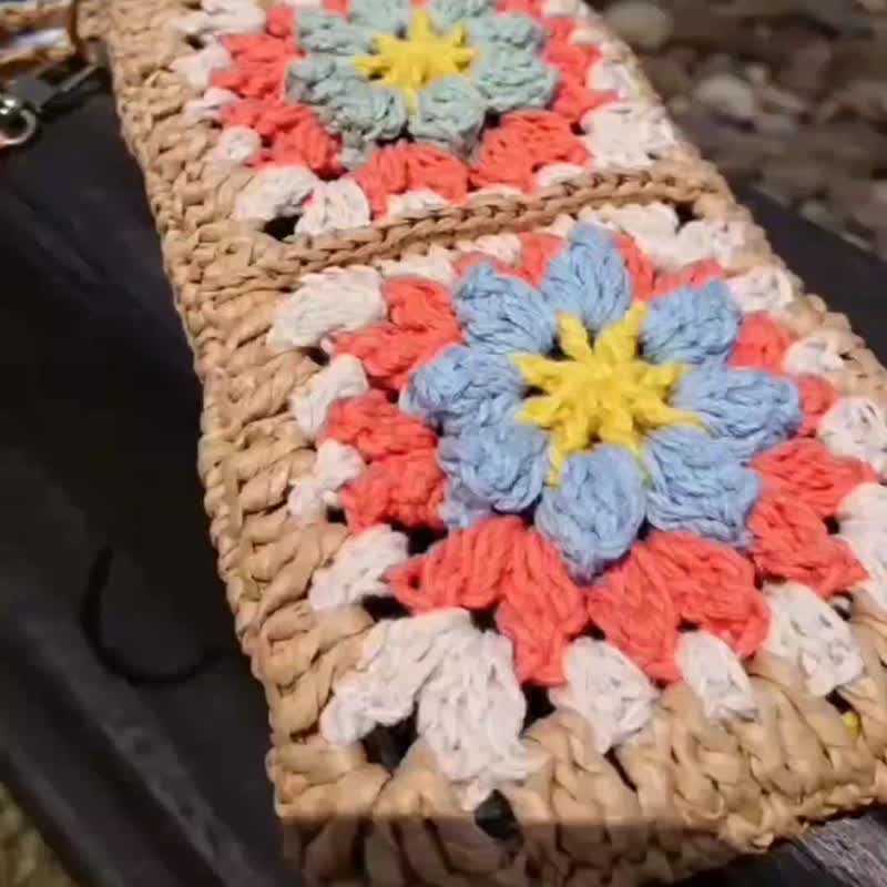 手工编织 立体花片拼接手机袋/编织包/拉菲草编织/异材质拼接 - 侧背包/斜挎包 - 其他材质 多色