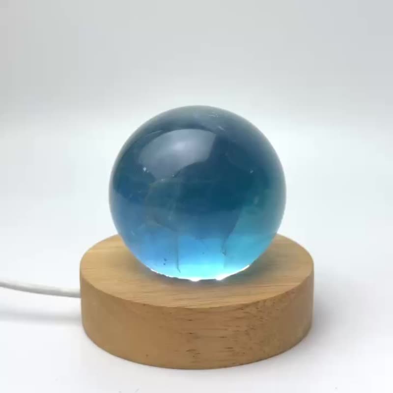 萤石球 5.7cm 海洋蓝 潮汐蓝绿蓝 小冰裂纹 - 摆饰 - 宝石 多色