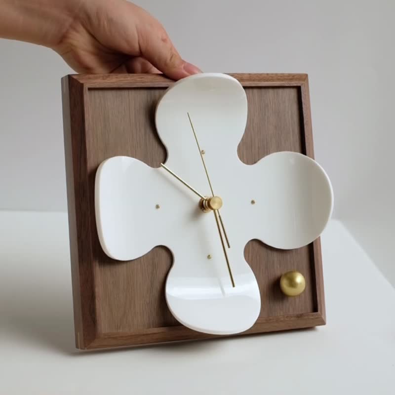 可爱花朵立钟黑胡桃木结合瓷白亚克力的创意时钟摆件 - 时钟/闹钟 - 木头 