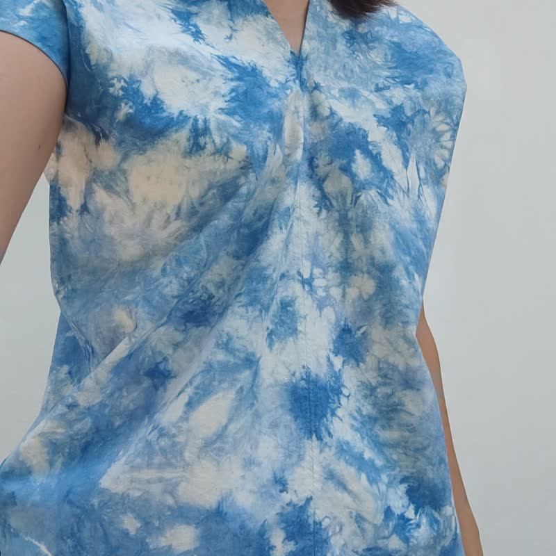 Couldy - V领简约扎染云朵图案上衣 - 女装上衣 - 棉．麻 蓝色