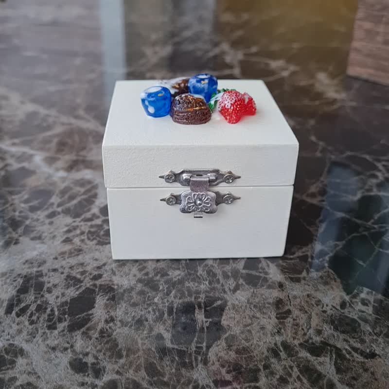 木制手工戒指盒 白色饰品盒 盖子上有莓果装饰 礼品收纳盒 - 收纳用品 - 木头 白色