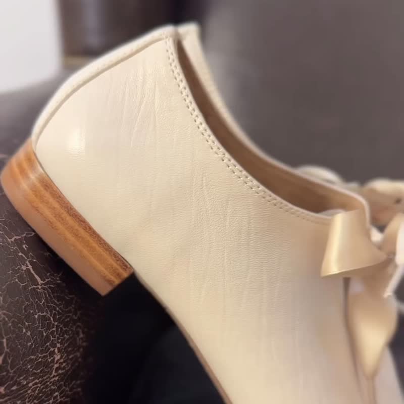 Lewis Walt 超软复古圆头羊麂皮羊反毛缎带低跟女鞋 - 女款牛津鞋/乐福鞋 - 真皮 白色