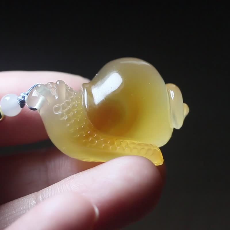 【蜗牛】天然糖心玛瑙挂件/冰透精致小巧可爱吊坠/送礼女友礼物 - 项链 - 玉石 黄色