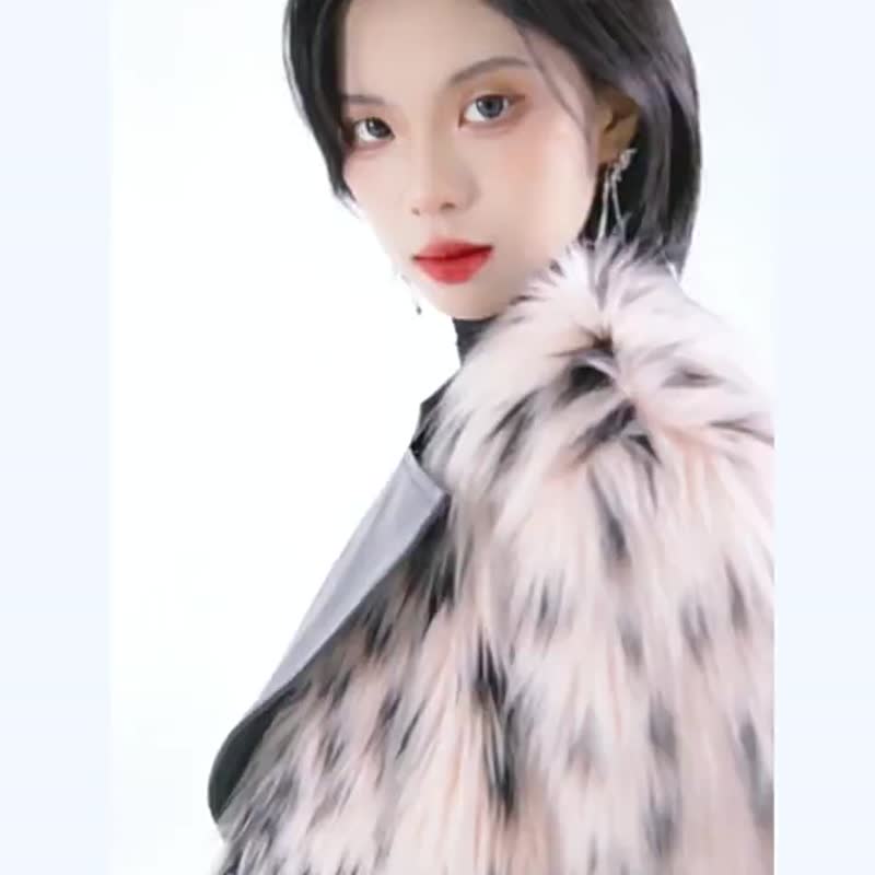 萨满猞猁图腾仿皮草短外套 / 翻领设计 / 可拆袢带 / 宽松版型 - 女装休闲/机能外套 - 其他材质 粉红色