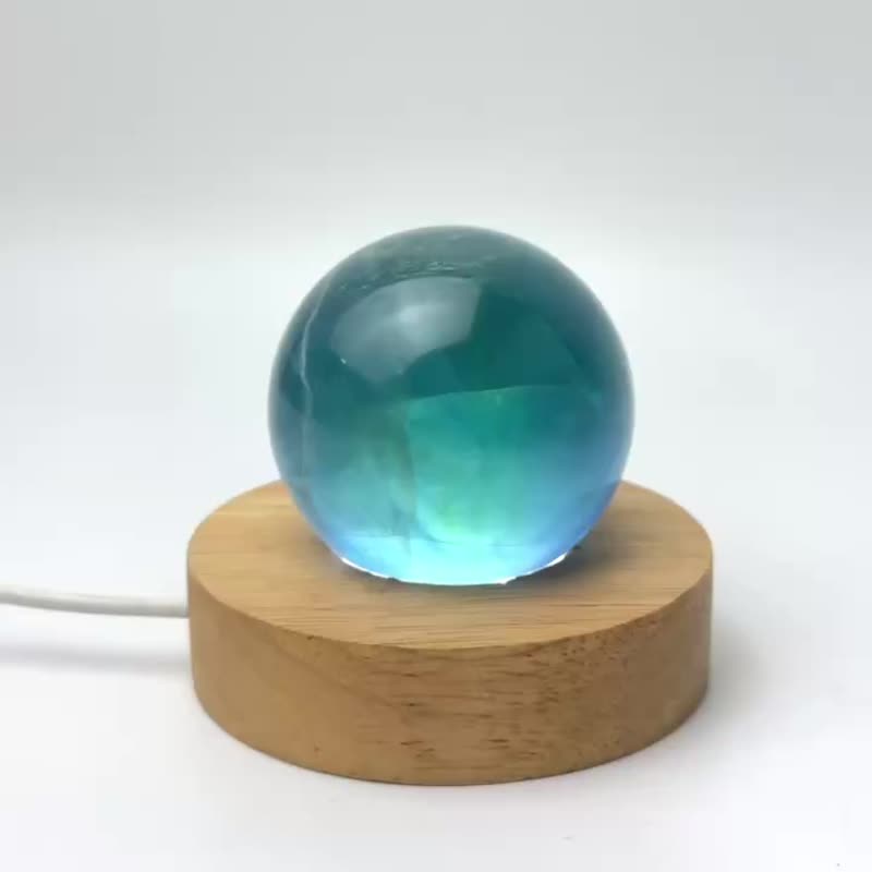 萤石球 5.3cm 海洋绿蓝 方块体 透体 彩虹光  细羽毛体  蓝萤石 - 摆饰 - 宝石 蓝色