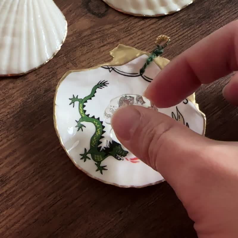 【也形】东方火龙 | XS 别针扇贝 | 饰品收纳包包吊饰 - 吊饰 - 贝壳 红色