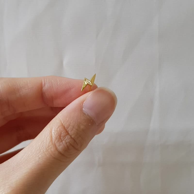 【SWS饰品】简约镀24K金 闪电医疗钢耳环 中性 个性风格 抗敏耳环 - 耳环/耳夹 - 其他金属 金色