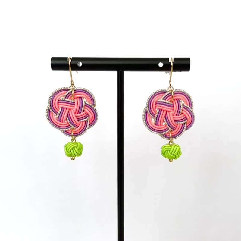 日本水引梅结耳环 手工制作 粉色绿珠展现日式优雅 - 耳环/耳夹 - 丝．绢 粉红色