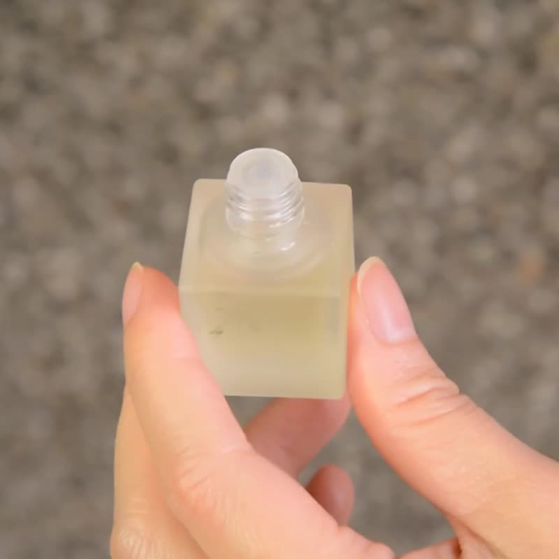 台湾桧木精油车用扩香瓶-冷气出风口夹|汽车空调用香氛质感浅色款 - 香薰/精油/线香 - 其他材质 金色