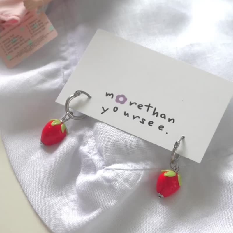 草莓耳环、不锈钢圈形耳环、草莓吊坠、穆拉诺玻璃。 - 耳环/耳夹 - 玻璃 红色