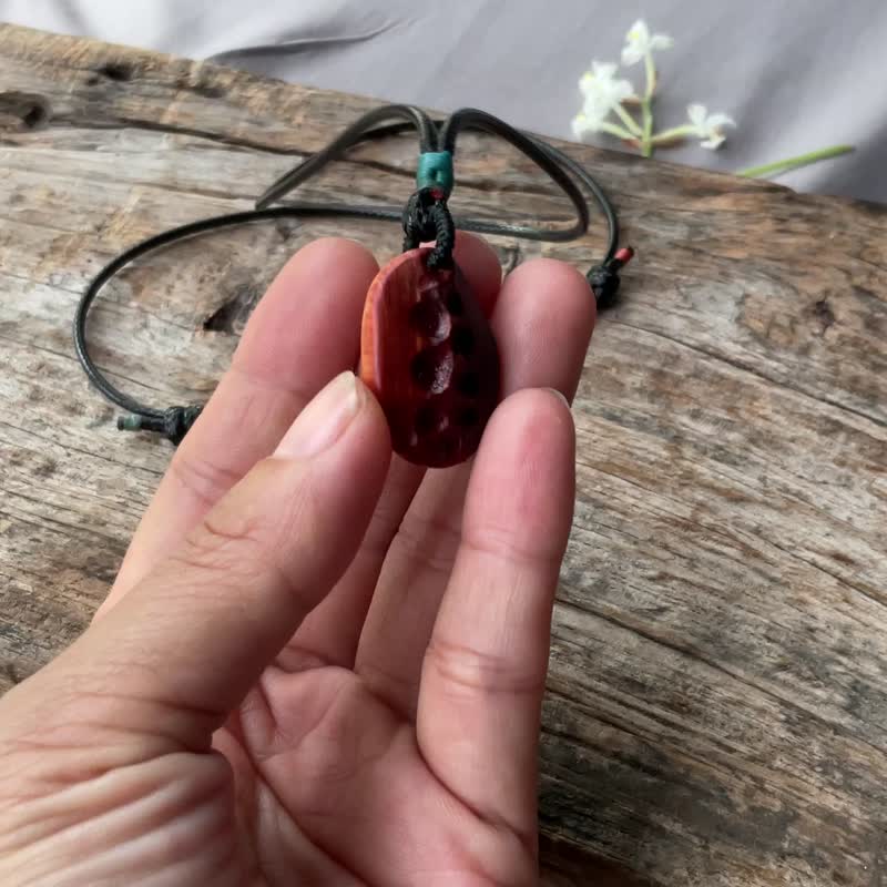 沿着森林走。黄桧原木项链 - 项链 - 木头 多色