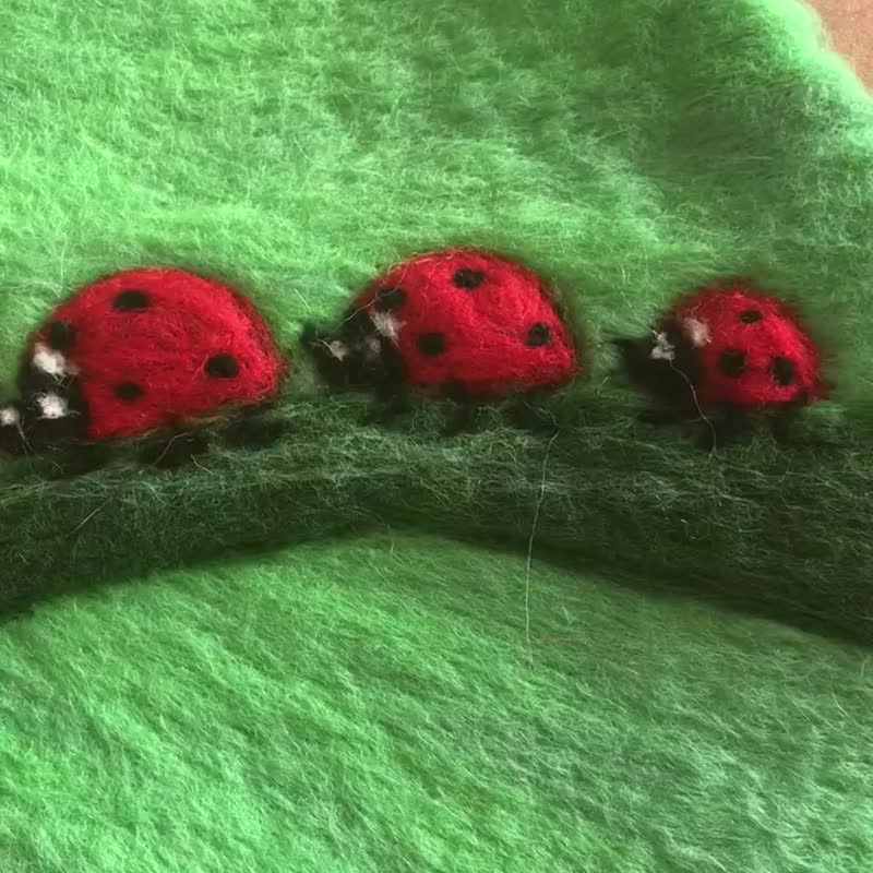Ladybug hand made felted wool art - wall art - 墙贴/壁贴 - 羊毛 红色