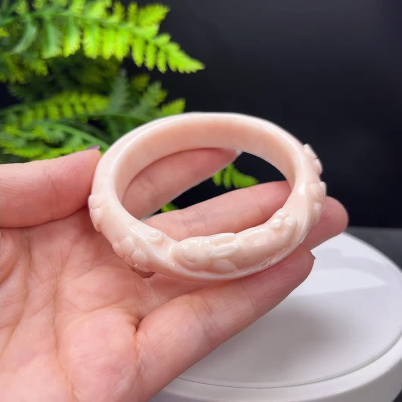 蛇纹玉粉白手镯 55MM 手雕趴趴玉兔 祥云梅花 岫玉手环 平安富贵 - 手链/手环 - 玉石 