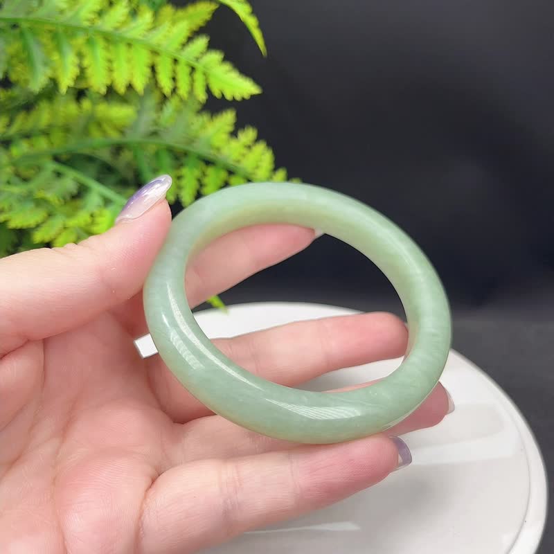 精品 浅青白色蛇纹玉手镯 59MM 冰润岫玉手环 坚实温润 细腻圆融 - 手链/手环 - 玉石 绿色