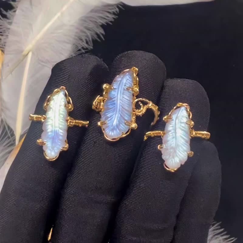 纯手工14K包金绕线月亮石羽毛雕刻件开口戒指 - 戒指 - 宝石 多色